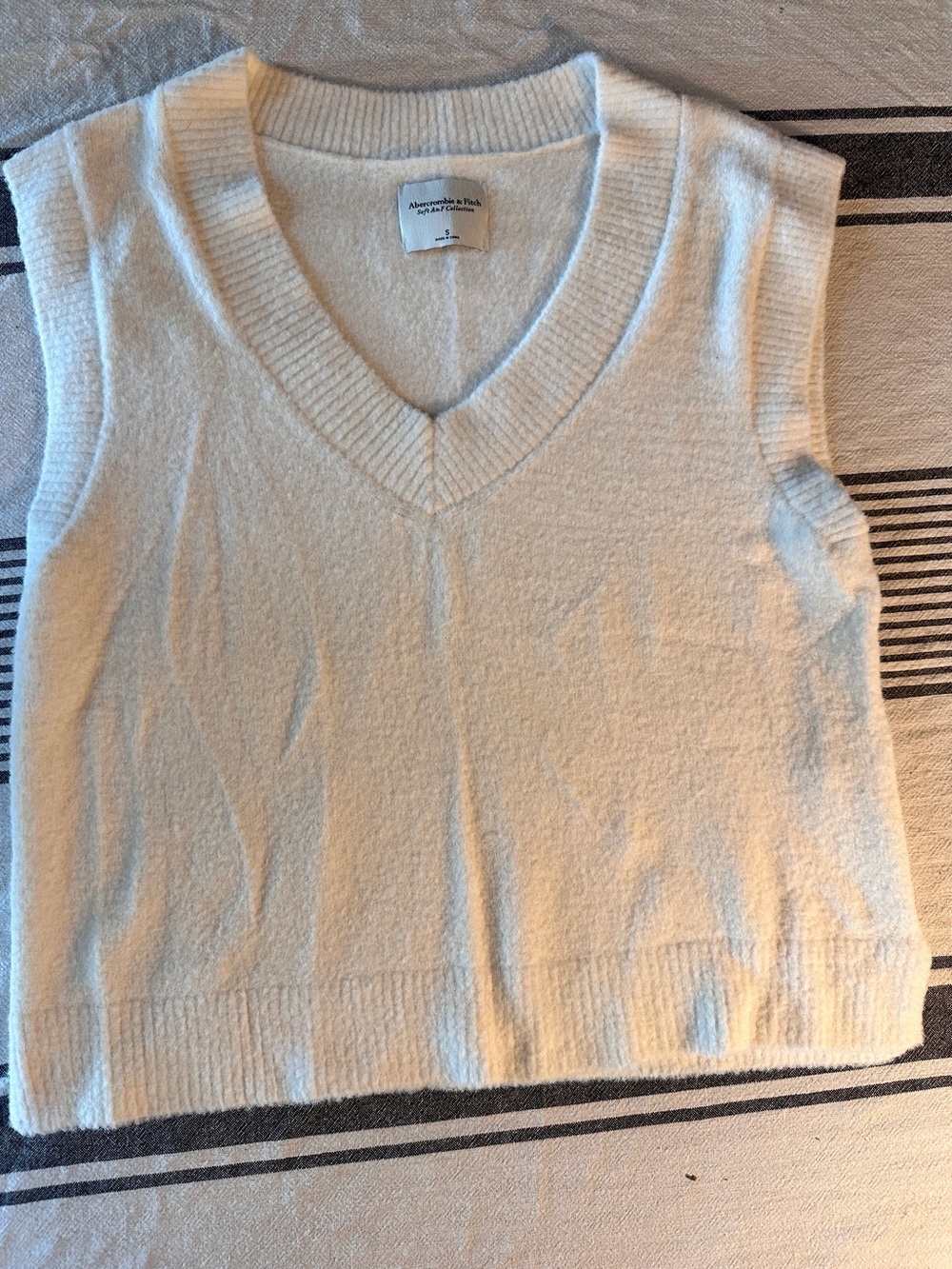 Abercrombie & Fitch Cream V-Neck Sleeveless Sweater Vest size small
